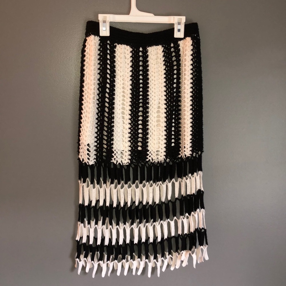 Woven black and white skirt - excellent condition - Picture 2 of 8